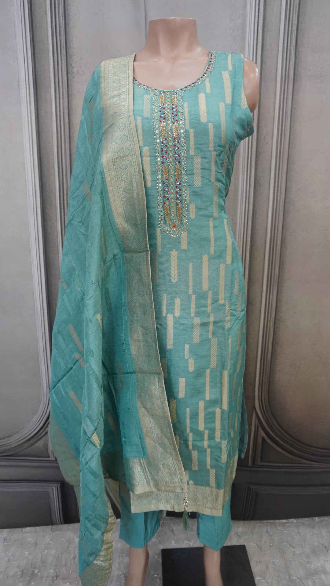 Salwar suit
